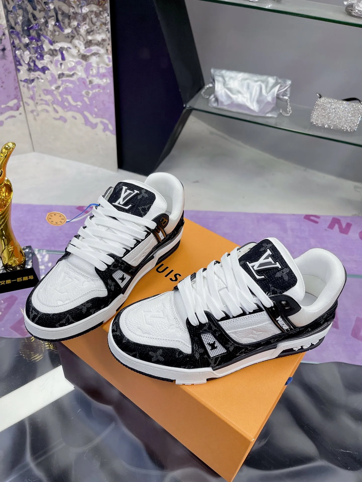 👟👟Ex-factory price 840👟👟 Original development, quality shipping, welcome to compare ❥❥❥❥❥❥LV Trainer Maxi sneakers series LV Trainer Maxi sneakers introduce the loose silhouette of the ready-to-wear series into the LV Trainer sneaker design written by Virgil Abloh, making an eye-catching appearance at the 2024 spring and summer men's wear show. The cow leather upper is combined with rough fabric laces, and colorful beading highlights the brand's classic elements. LV letters mark the tongue and Monogram floral outsole. Mixed materials Made of first-layer cowhide, wrapped in imported custom-printed denim, thick shoelace design, large Monogram print on the side, "lv 54" badges on the tongue and heel, rubber outsole decorated with Monogram flowers, mesh lining and cotton feet, the comfort is as extreme as ever, premium heritage, quality first, worth owning! Size: 35-40 for women, 39-44 for men (45 is custom-made and cannot be returned or exchanged) ♡Full set of packaging with original gift box